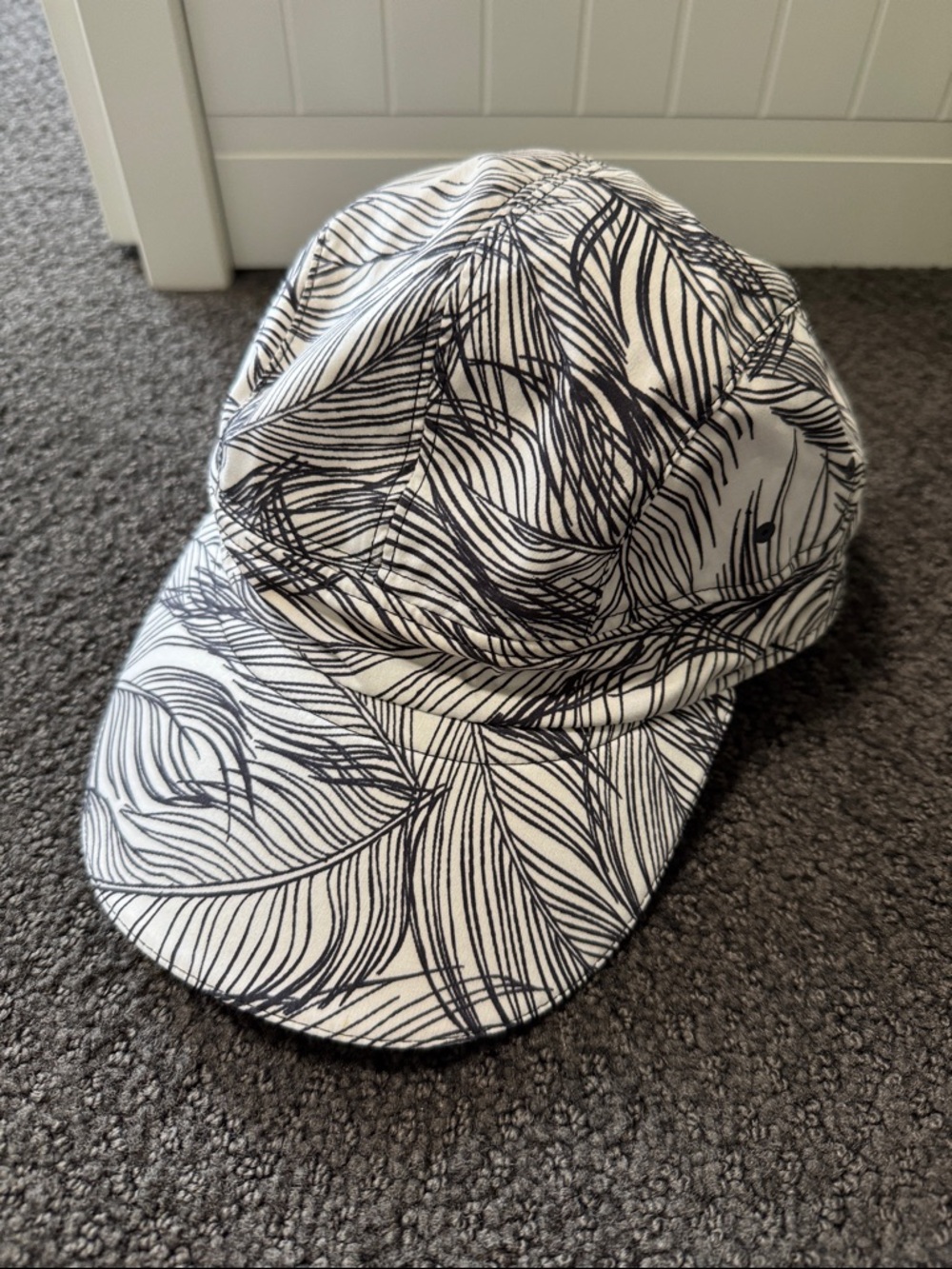 lululemon athletica Black and White Leaf-Print Cap Eeuc
